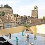 Terrasse de toit expos&eacute;e plein sud avec salon de jardin et transats