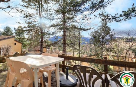 Terrasse privative, vue sur les arbres, le village perché et les montagnes Gite n°G193019 Montbrun-les-Bains - Drôme - Terrasse privative, vue sur les arbres, le village perché et les montagnes