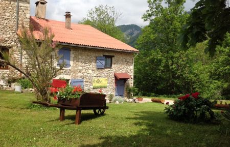 Gite n&deg;G290584 Saint-Agnan-en-Vercors - Dr&ocirc;me - Entr&eacute;e sur la droite / fa&ccedil;ades sud et est