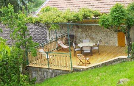 Vue sur la terrasse privative du gîte Gite n°G307600 Saint-Jean-en-Royans - Drôme - Vue sur la terrasse privative du gîte