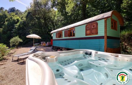 Gypsy caravansG218003 Mours-Saint-Eus&egrave;be - Dr&ocirc;me - La roulotte vue de l'ext&eacute;rieur, avec le spa ext&eacute;rieur privatif