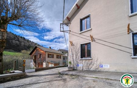 Gite n&deg;G290005 Saint-Agnan-en-Vercors - Dr&ocirc;me - Le parking exclusif au g&icirc;te