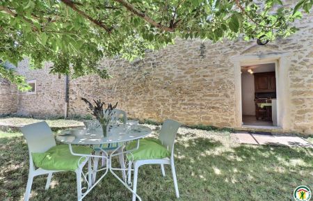 Salon de jardin et entrée du gîte Gite n°G348001 Taulignan - Drôme - Salon de jardin et entrée du gîte