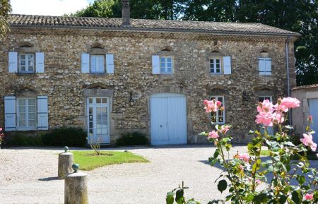 Gite n&deg;G79001 Charpey - Dr&ocirc;me - Le g&icirc;te et la cour d'entr&eacute;e.