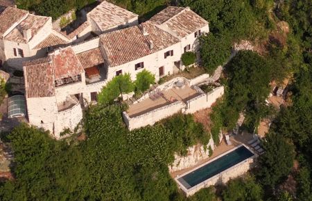 Gite n&deg;G190001 Montaulieu - Dr&ocirc;me - la propri&eacute;t&eacute; dans son ensemble, de part et d'autre de la ruelle pi&eacute;tonni&egrave;re