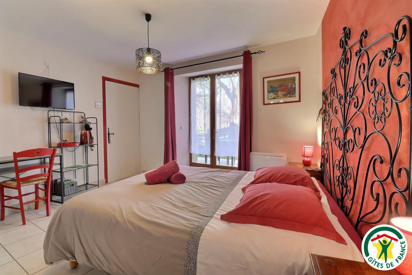 Chambre Cerise, un lit double (1x160x200), TV, salle d'eau ouverte photo 11