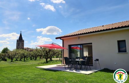 Le gîte, sa terrasse et le verger d'abricotiers Gite n°G83008 Châteauneuf-de-Galaure - Drôme - Le gîte, sa terrasse et le verger d'abricotiers