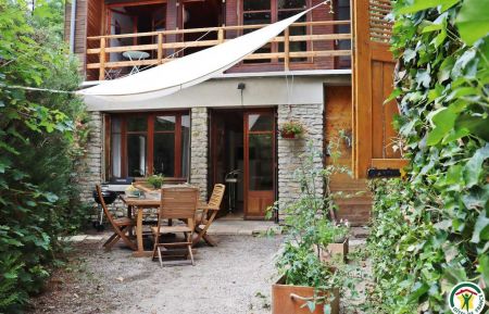 Entrée du gîte, avec terrasse privative et salon de jardin Gite n°G315012 Saint-Martin-en-Vercors - Drôme - Entrée du gîte, avec terrasse privative et salon de jardin