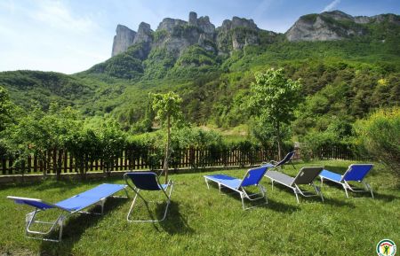 La montagne des 3 Becs : vue panoramique depuis le jardin et les terrasses. Gite n°G80002 Chastel-Arnaud - Drôme - La montagne des 3 Becs : vue panoramique depuis le jardin et les terrasses.