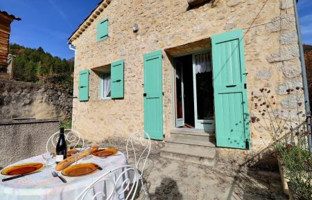 Gite n&deg;G86589 Ch&acirc;tillon-en-Diois - Dr&ocirc;me - La terrasse et l'entr&eacute;e du g&icirc;te
