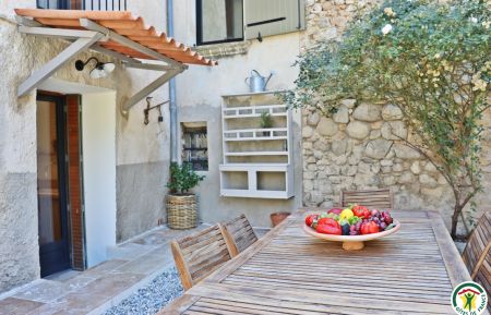 Gite n&deg;G63025 Buis-les-Baronnies - Dr&ocirc;me - Cour int&eacute;rieure privative avec salon d'ext&eacute;rieur et espace &agrave; manger