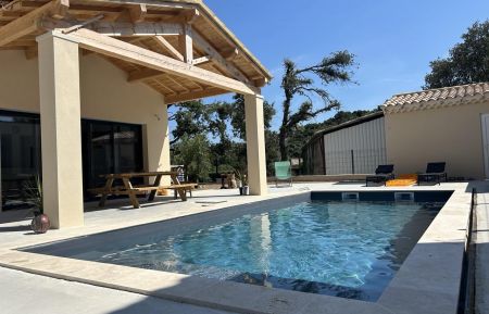 Gite n&deg;G261003 R&eacute;auville - Dr&ocirc;me - Vue ext&eacute;rieure entr&eacute;e principale et piscine. Ao&ucirc;t 2024