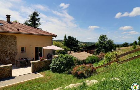 Gite n&deg;G143003 Le Grand-Serre - Dr&ocirc;me - Entr&eacute;e du g&icirc;te, sa terrasse et ses espaces verts
