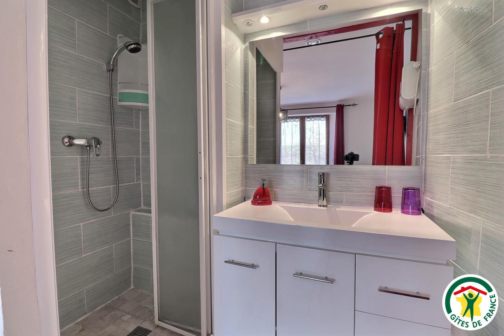 Douche (une marche) et lavabo, sèche-serviettes photo 13