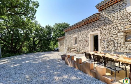 Terrasse privative et entrée du gîte Gite n°G21002 Autichamp - Drôme - Terrasse privative et entrée du gîte