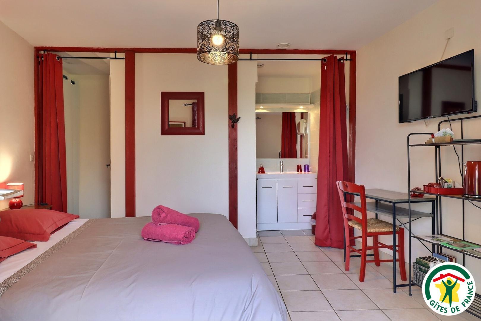 Chambre Cerise avec un lit double (1x160x200), TV. Chambre en rez-de-jardin photo 6