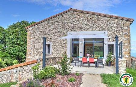 Gite n&deg;G365010 Vaunaveys-la-Rochette - Dr&ocirc;me - Terrasse privative et entr&eacute;e du g&icirc;te