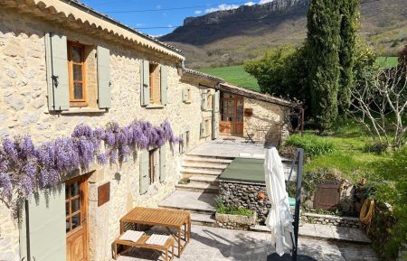 Gite n&deg;G382011 Saint-Vincent-la-Commanderie - Dr&ocirc;me - Terrasse et spa privatif (4 places en position debout. Equip&eacute; d'une couverture avec attaches et cl&eacute; de s&eacute;curit&eacute;. Enfants &agrave; surveiller)