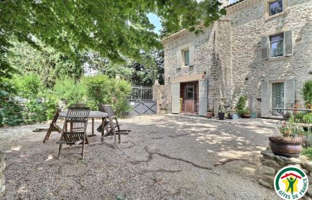 Salon de jardin dédié au gîte, dans la cour commune Gite n°G261005 Réauville - Drôme - Salon de jardin dédié au gîte, dans la cour commune
