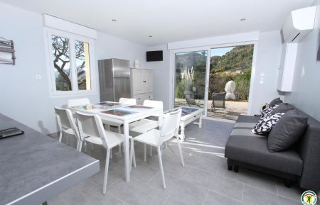Gite n&deg;G288008 Sahune - Dr&ocirc;me - Pi&egrave;ce climatis&eacute;e ouverte sur la terrasse avec baie-vitr&eacute;e
