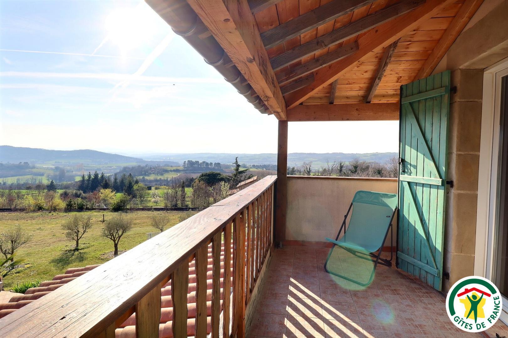 Balcon privatif accessible depuis les chambres Bleuet et Lotus, vue sur la Vallée et les Monts d'Ardèche photo 17
