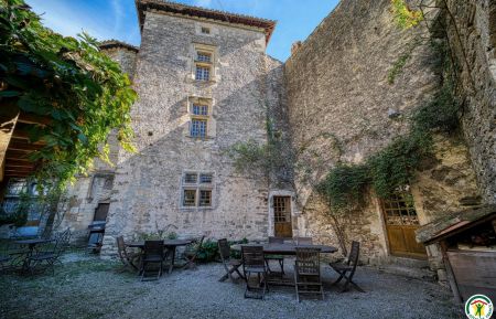 Gite n&deg;G336002 Saou - Dr&ocirc;me - Terrasse du g&icirc;te. Cour ferm&eacute;e.