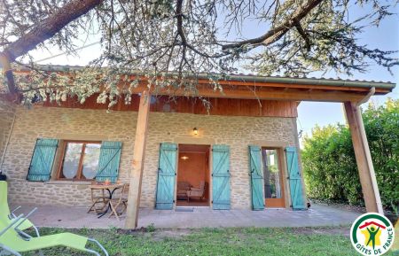 Gite n&deg;G314002 Saint-Martin-d'Ao&ucirc;t - Dr&ocirc;me - Entr&eacute;e et terrasse du g&icirc;te c&ocirc;t&eacute; est avec jardin ombrag&eacute;