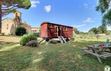 Gypsy caravansG7001 Ambonil - Dr&ocirc;me - La roulotte et l'&eacute;glise en arri&egrave;re plan