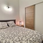 Coin nuit avec un lit double (1x140x190), climatiseur et TV