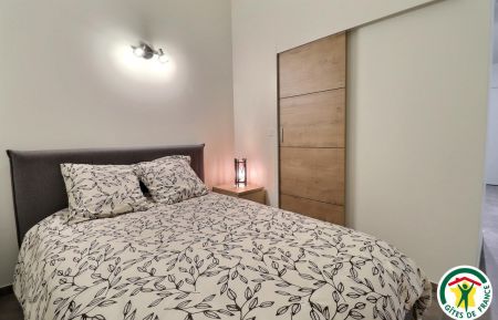 Gite n&deg;G84017 Ch&acirc;teauneuf-sur-Is&egrave;re - Dr&ocirc;me - Coin nuit avec un lit double (1x140x190), climatiseur et TV