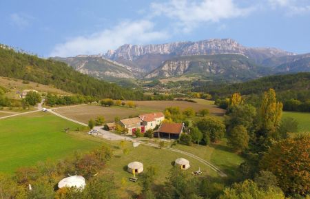 Gite n&deg;G113001 Die - Dr&ocirc;me - Vue a&eacute;rienne de la Ferme d'Ausson, en pleine nature avec vue imprenable sur le massif du Vercors.