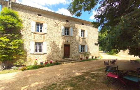 Gite n&deg;G212100 Montvendre - Dr&ocirc;me - Entr&eacute;e du g&icirc;te et salon de jardin &agrave; l'ombre de l'arbre