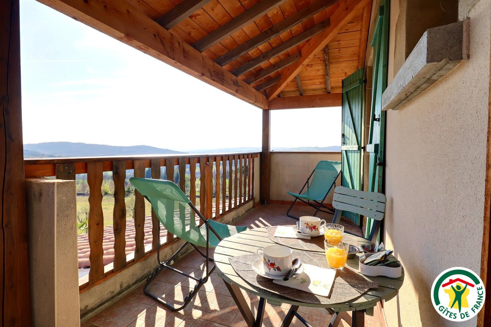 Balcon privatif accessible depuis les chambres Bleuet et Lotus, vue sur la Vallée et les Monts d'Ardèche photo 10