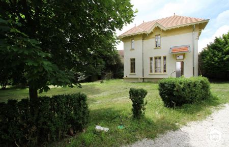 Gite n&deg;G338005 Sauzet - Dr&ocirc;me - Le Gite vu depuis le jardin qui est lou&eacute; en m&ecirc;me temps que le pavillon 