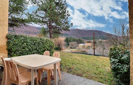 Gite n&deg;G193005 Montbrun-les-Bains - Dr&ocirc;me - Terrasse privative, vue sur une partie du village, le Ch&acirc;teau des Gipi&egrave;res et la montagne