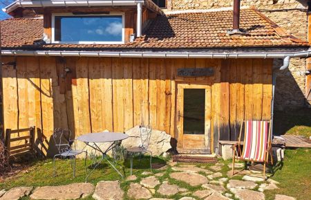 Entrée du gîte et terrasse privative avec vue sur le pré et la forêt Gite n°G290079 Saint-Agnan-en-Vercors - Drôme - Entrée du gîte et terrasse privative avec vue sur le pré et la forêt