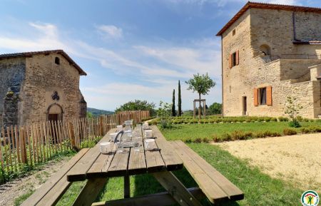 Gite n&deg;G28287 Bathernay - Dr&ocirc;me - Table ext&eacute;rieure d&eacute;di&eacute;e au g&icirc;te, jardin &agrave; partager avec les clients des autres logements