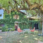 Entr&eacute;e du g&icirc;te et salon de jardin privatif