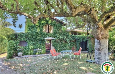 Gite n&deg;G77644 Charmes-sur-l'Herbasse - Dr&ocirc;me - Entr&eacute;e du g&icirc;te et salon de jardin privatif