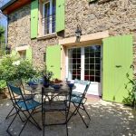 La terrasse privative, ombrag&eacute;e avec salon de jardin et barbecue gaz