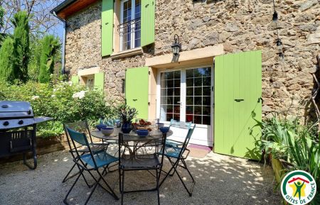 Gite n&deg;G380001 Gervans - Dr&ocirc;me - La terrasse privative, ombrag&eacute;e avec salon de jardin et barbecue gaz