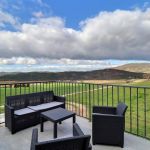 Terrasse privative, vue d&eacute;gag&eacute;e sur la campagne et les montagnes