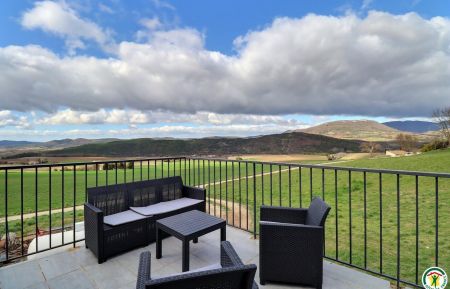 Terrasse privative, vue dégagée sur la campagne et les montagnes Gite n°G195006 Montclar-sur-Gervanne - Drôme - Terrasse privative, vue dégagée sur la campagne et les montagnes